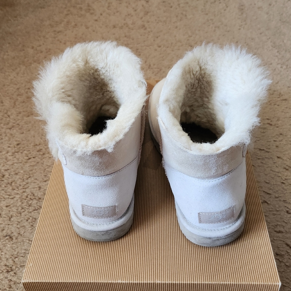 UGG Mini BAILEY BUTTON in CLOUD - Picture 6 of 9